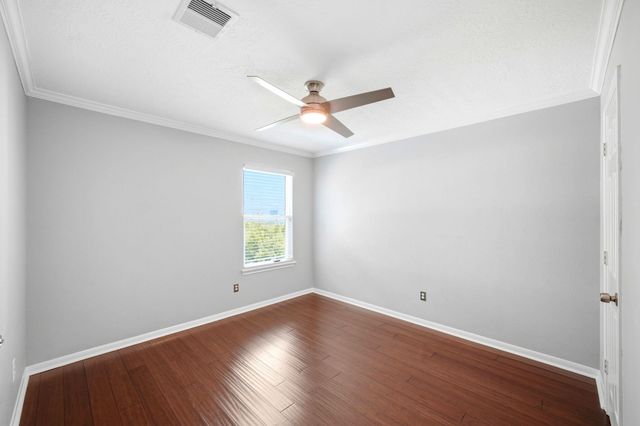 1323 Crystal Lake Circle E, Pearland, TX 77584
