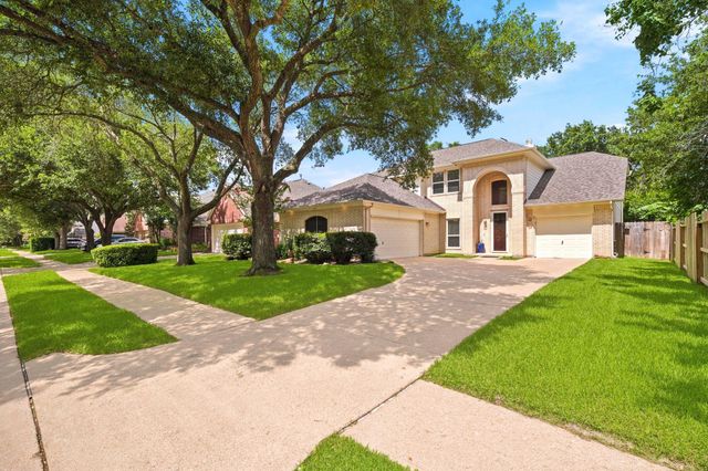 1323 Crystal Lake Circle E, Pearland, TX 77584