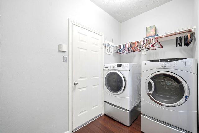 1323 Crystal Lake Circle E, Pearland, TX 77584