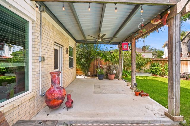 1323 Crystal Lake Circle E, Pearland, TX 77584
