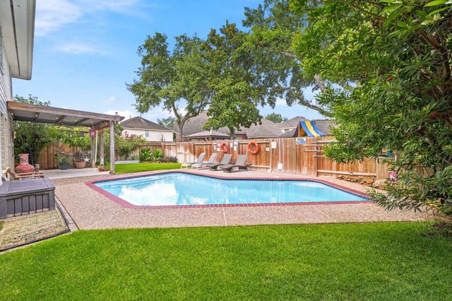 1323 Crystal Lake Circle E, Pearland, TX 77584