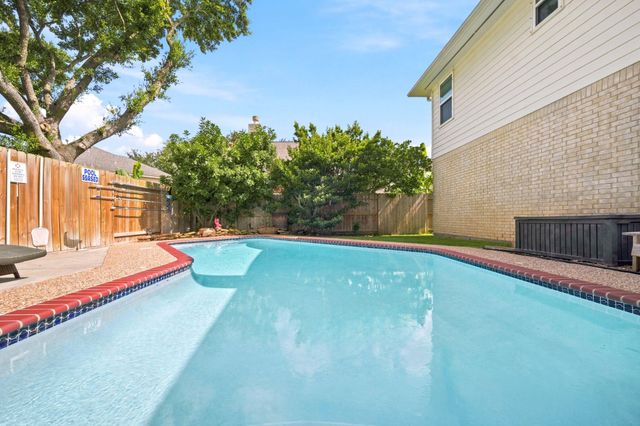 1323 Crystal Lake Circle E, Pearland, TX 77584