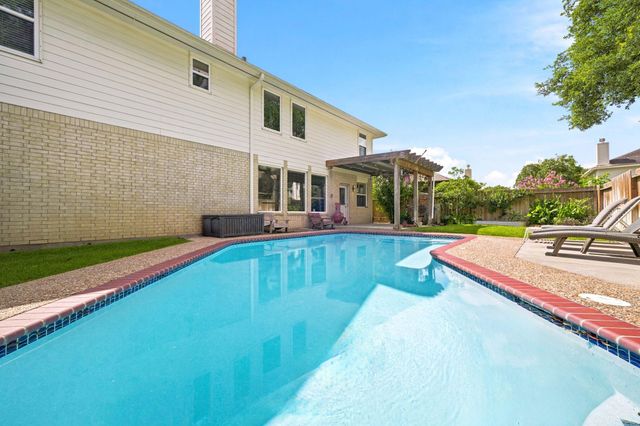 1323 Crystal Lake Circle E, Pearland, TX 77584