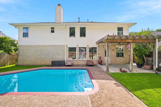 1323 Crystal Lake Circle E, Pearland, TX 77584