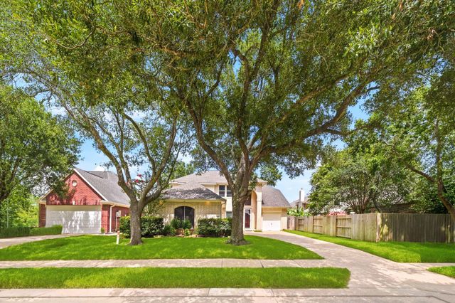 1323 Crystal Lake Circle E, Pearland, TX 77584