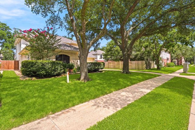 1323 Crystal Lake Circle E, Pearland, TX 77584
