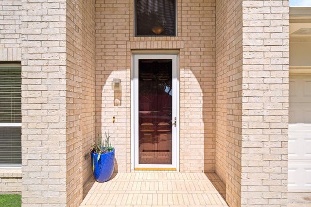 1323 Crystal Lake Circle E, Pearland, TX 77584