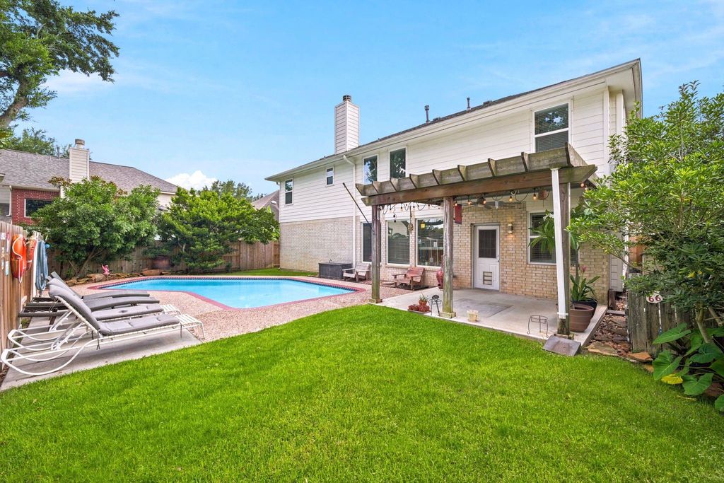 1323 Crystal Lake Circle E, Pearland, TX 77584