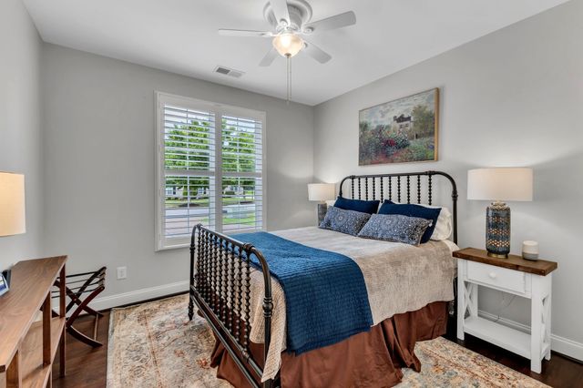 1010 Larkwood Dr, Hermitage, TN 37076