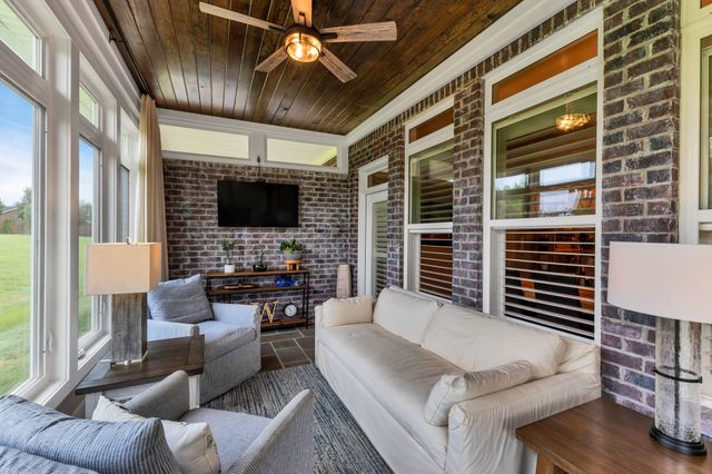 1010 Larkwood Dr, Hermitage, TN 37076