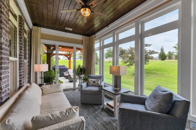 1010 Larkwood Dr, Hermitage, TN 37076