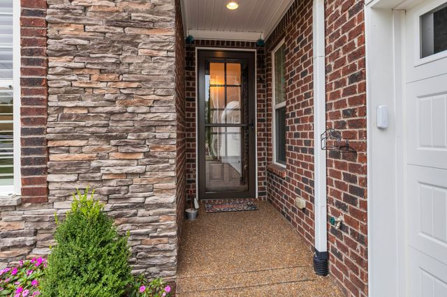 1010 Larkwood Dr, Hermitage, TN 37076