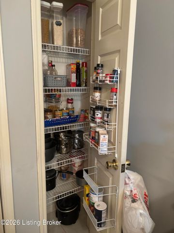 8120 Meadowgreen Pl, Louisville, KY 40299