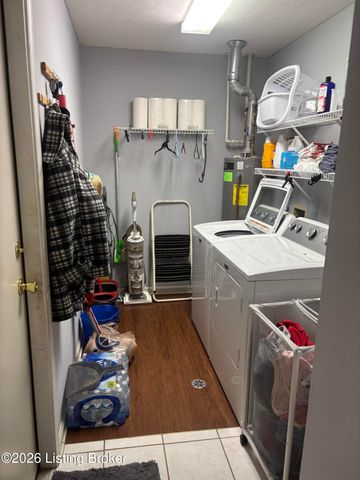 8120 Meadowgreen Pl, Louisville, KY 40299