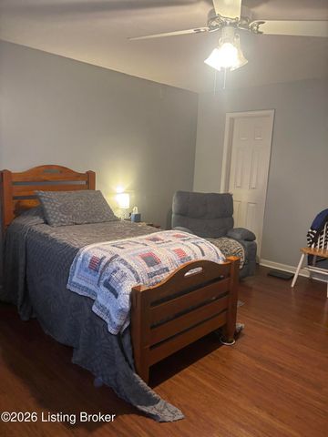 8120 Meadowgreen Pl, Louisville, KY 40299