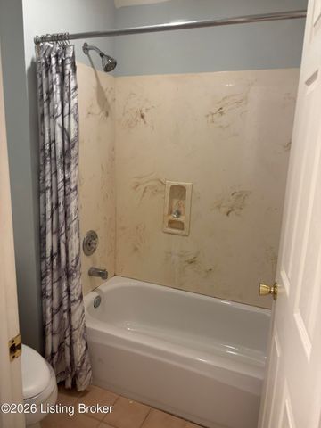 8120 Meadowgreen Pl, Louisville, KY 40299