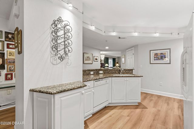 426 Bouchelle Dr Apt 301, New Smyrna Beach, FL 32169