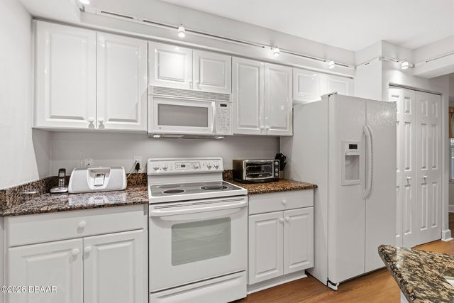 426 Bouchelle Dr Apt 301, New Smyrna Beach, FL 32169