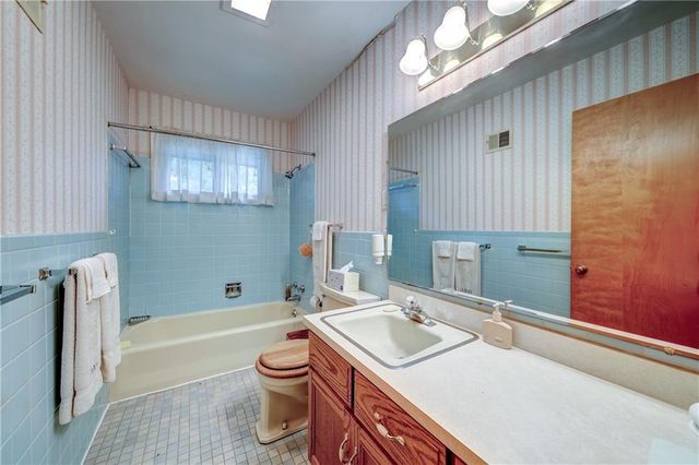 5916 W 78TH Street, Prairie Village, KS 66208