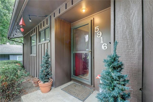 5916 W 78TH Street, Prairie Village, KS 66208