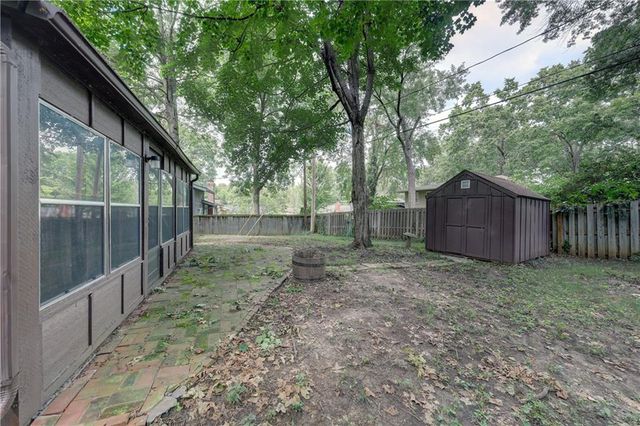 5916 W 78TH Street, Prairie Village, KS 66208