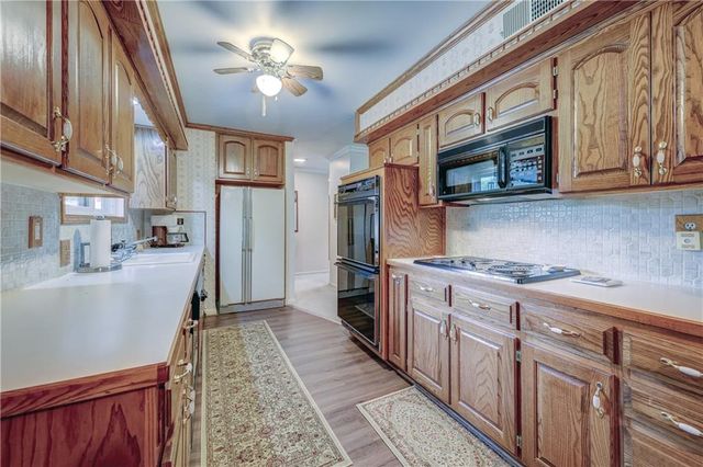 5916 W 78TH Street, Prairie Village, KS 66208