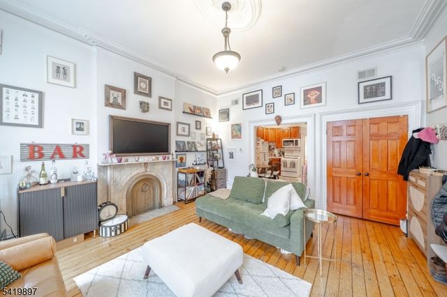 189 Christopher Columbus Dr 1, Jersey City, NJ 07302