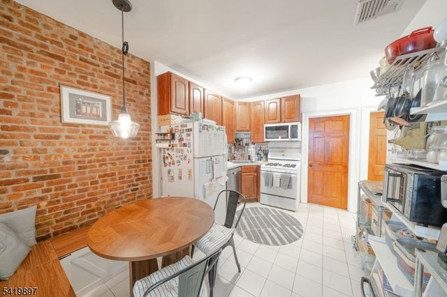 189 Christopher Columbus Dr 1, Jersey City, NJ 07302