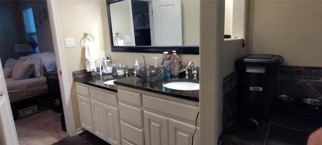 500 Kenniston DR B, Austin, TX 78752