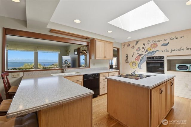 911 12th Avenue N, Edmonds, WA 98020