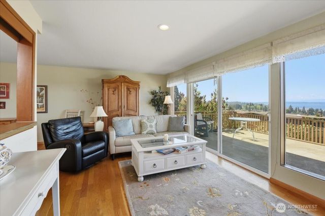 911 12th Avenue N, Edmonds, WA 98020
