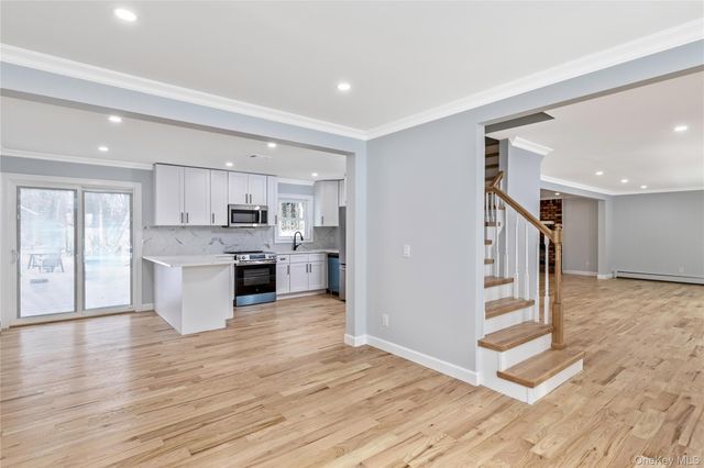 19 Stuyvesant Circle E, East Setauket, NY 11733