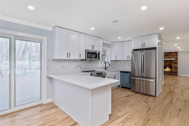 19 Stuyvesant Circle E, East Setauket, NY 11733