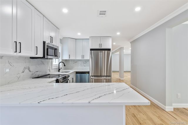 19 Stuyvesant Circle E, East Setauket, NY 11733