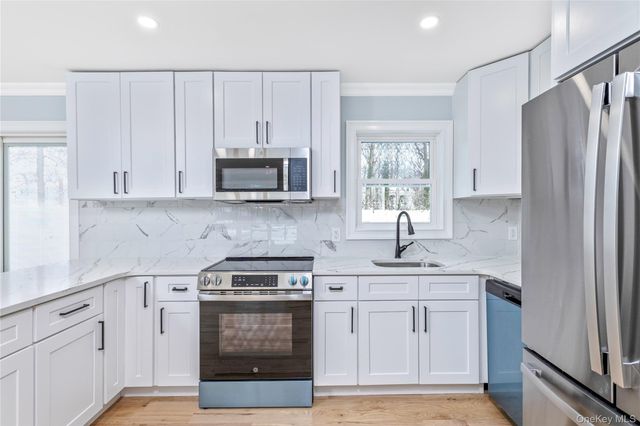 19 Stuyvesant Circle E, East Setauket, NY 11733