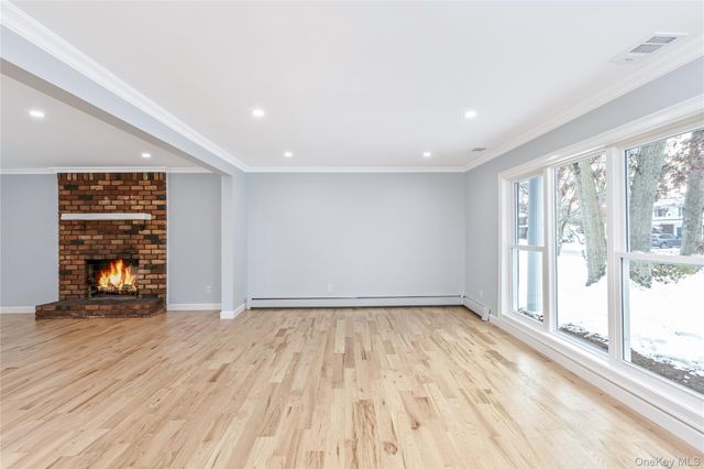 19 Stuyvesant Circle E, East Setauket, NY 11733