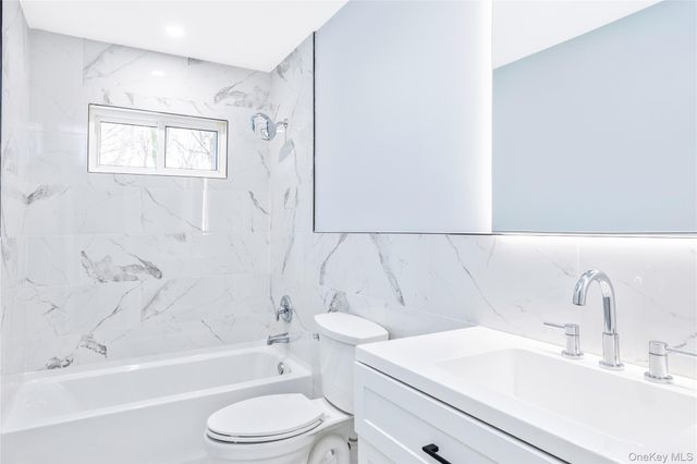 19 Stuyvesant Circle E, East Setauket, NY 11733