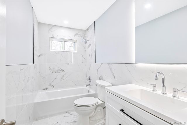 19 Stuyvesant Circle E, East Setauket, NY 11733