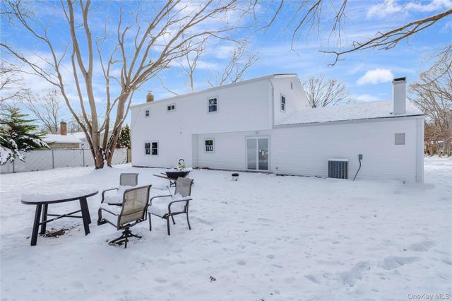 19 Stuyvesant Circle E, East Setauket, NY 11733