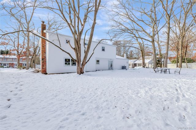 19 Stuyvesant Circle E, East Setauket, NY 11733