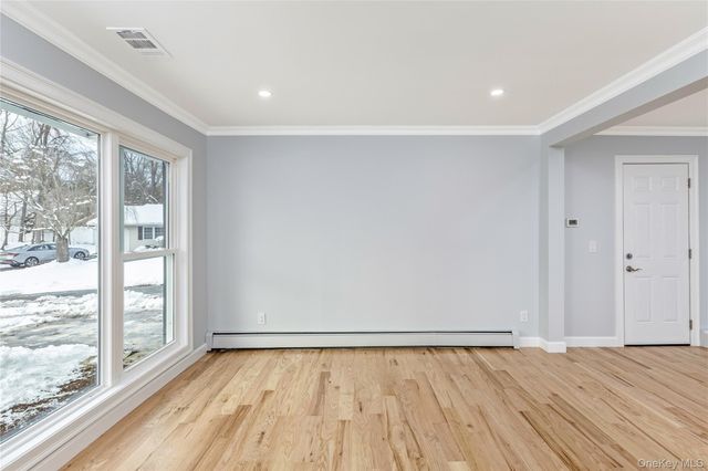 19 Stuyvesant Circle E, East Setauket, NY 11733