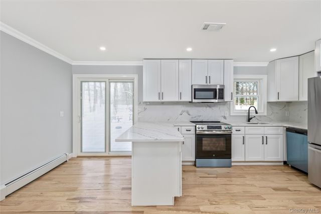 19 Stuyvesant Circle E, East Setauket, NY 11733