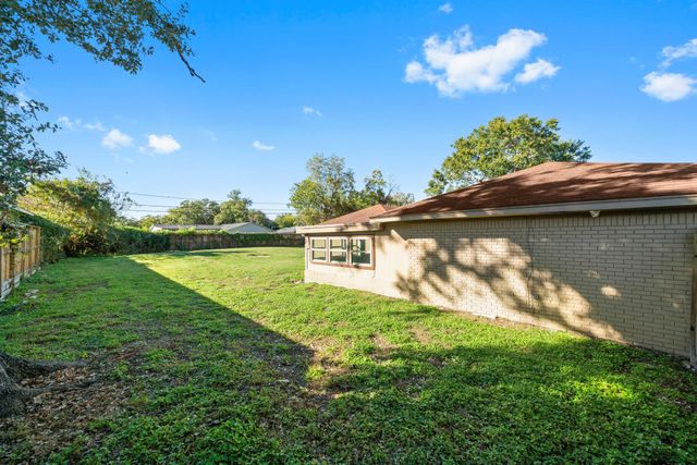 1723 Campbell Road, Houston, TX 77080