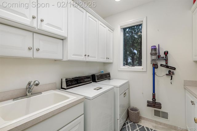 34330 Jefferson Avenue, Harrison Charter Township, MI 48045