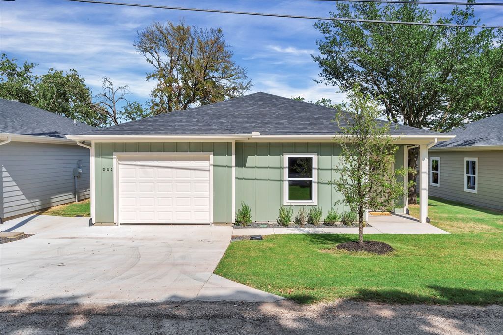 807 Branding Iron Trail, Granbury, TX 76049