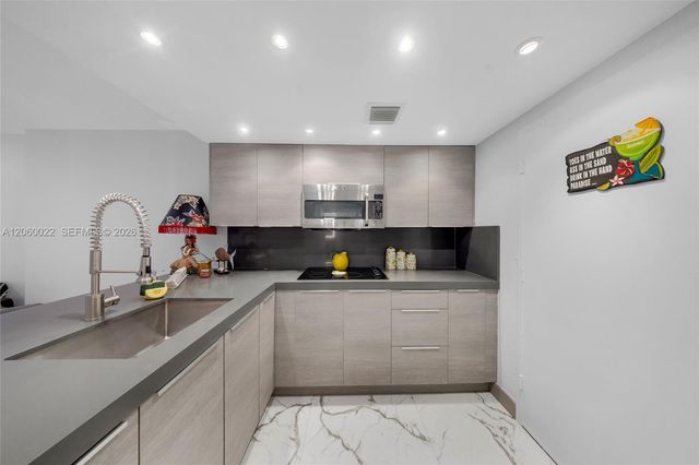 465 Ocean Dr 303, Miami Beach, FL 33139