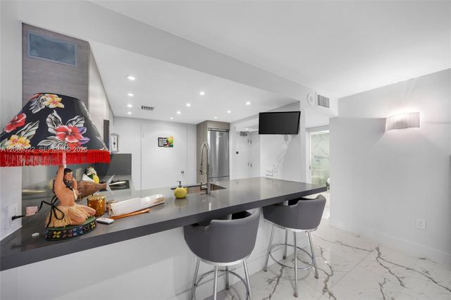 465 Ocean Dr 303, Miami Beach, FL 33139
