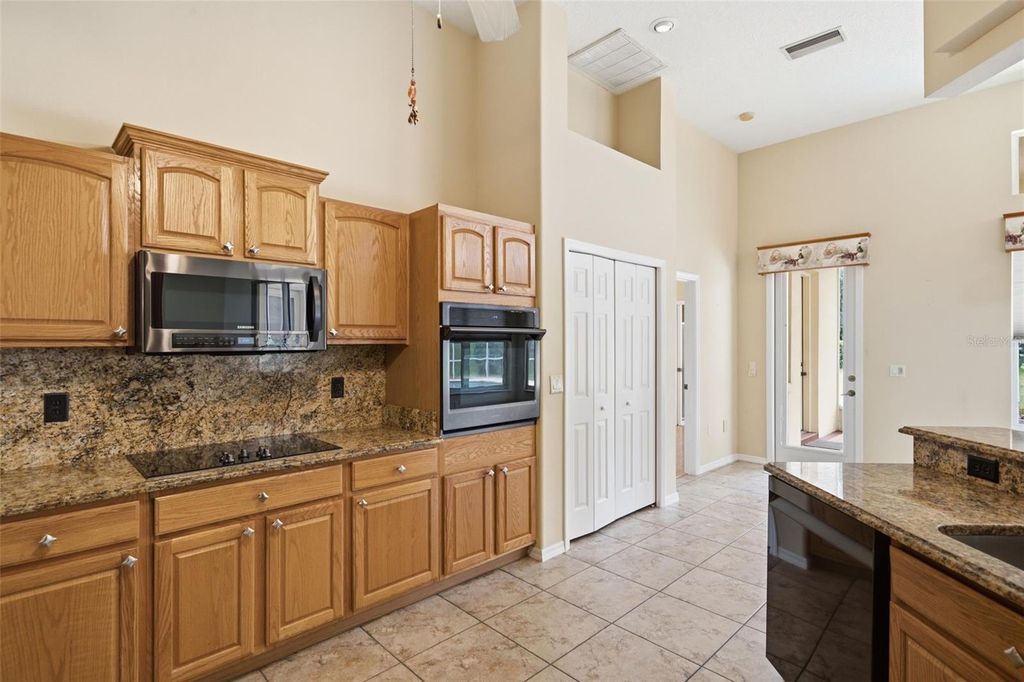 Image 24 of property listing at 926 E TRIPLE CROWN LOOP, Hernando, FL 34442