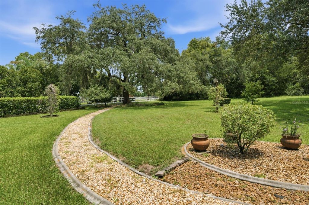 Image 44 of property listing at 926 E TRIPLE CROWN LOOP, Hernando, FL 34442