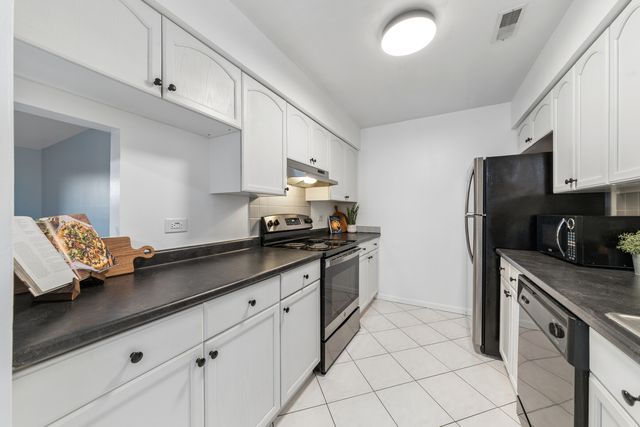 1424 Stonebridge Circle L9, Wheaton, IL 60189